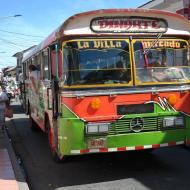 "Chicken buses” er nogle meget farverige busser