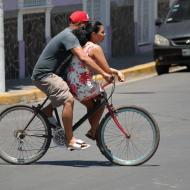 Mand cykler med sin kone
