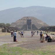 De Dødes Vej og Månens Pyramide