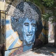 Endnu et vægmaleri med Maradona – lige over for hovedindgangen til stadion