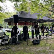 Musik foran Riverside Market