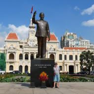 Ho Chi Minh og Hanne foran rådhuset 