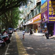 Vejen nede ved floden