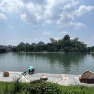 Operaen ligger på den anden side af floden