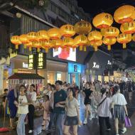 Mange mennesker om aftenen