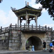 Vi går langs floden