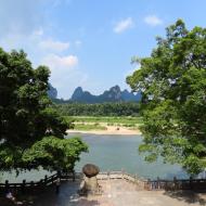 Vi går langs floden