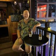 En bar i East West Alley