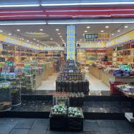 En af de store turistbutikker uden kunder