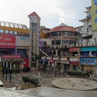 Et lidt forladt indkøbscenter midt på gågaden