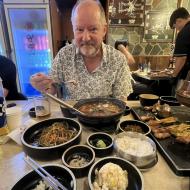 Mange småretter serveres til