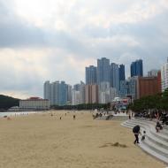 Vi går langs stranden