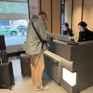 Vi tjekker ind på hotellet 