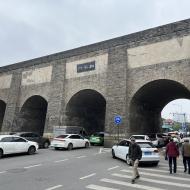 …lige ved en af byportene