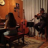 Ejeren spiller trompet 