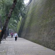 Imponerende stor bymur