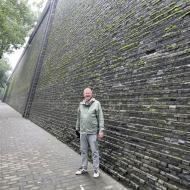 Imponerende stor bymur