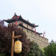 Går på ydersiden af bymuren