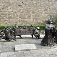 Går på ydersiden af bymuren