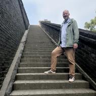 Vi går op på muren