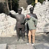 Vi går tur langs den udvendige side af muren