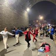 Dans og sang under broen