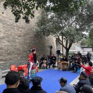 Teater ved den udvendige side af muren