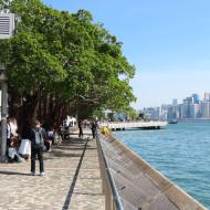 Vi går hen ad promenaden 