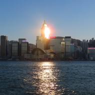 Solen spejler sig i bygningen