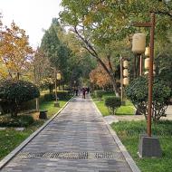 Vi går tur langs den udvendige side af muren