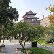 Vi går tur langs den udvendige side af muren