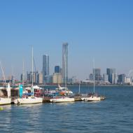 Høje bygninger på den anden side af søen