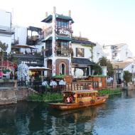 og går tur langs de mange kanaler 