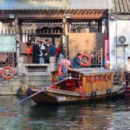 Vi drikker en kop kaffe ved kanalen