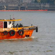 Livlig trafik på floden