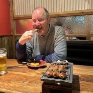 Maden holdes varm nede ved bordet