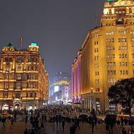 Et kig op mod indkøbsgaden