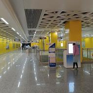 Her køber vi billetter på en ret tom station