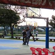 Her spilles basketball 