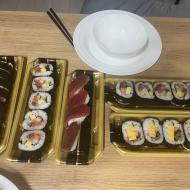 Vi har købt sushi med hjem