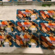 Man køber sushi med hjem 