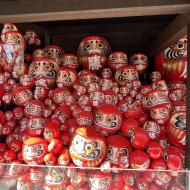 Større samling af Daruma-dukker