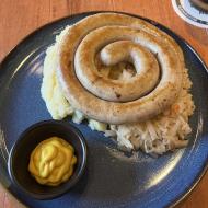 Bratwurst med sauerkraut og kartoffelmos