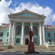 Russisk stil med statue af en ung Lenin
