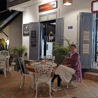 Et godt glas vin hos Wine & Co på hovedgaden i Luang Prabang