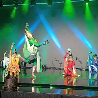 Tumen Ekh-ensemblets show