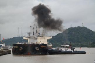 Skibet flyttes ind af slæbebåden