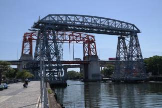 Broen, der gav adgang til den modsatte side. Den forreste er ikke længere i brug.